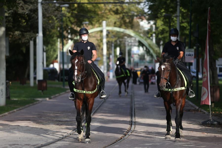 Atlı polisler Bursa sokaklarında
