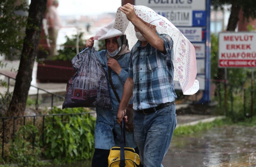 Bursa’da  yağmur hayatı olumsuz etkiledi