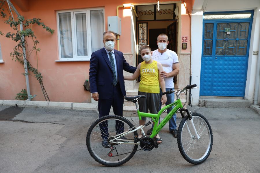 Lösemi hastası Murat’a bisiklet 