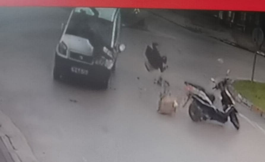 Kaza yapan motosikletteki güvercinler havalandı