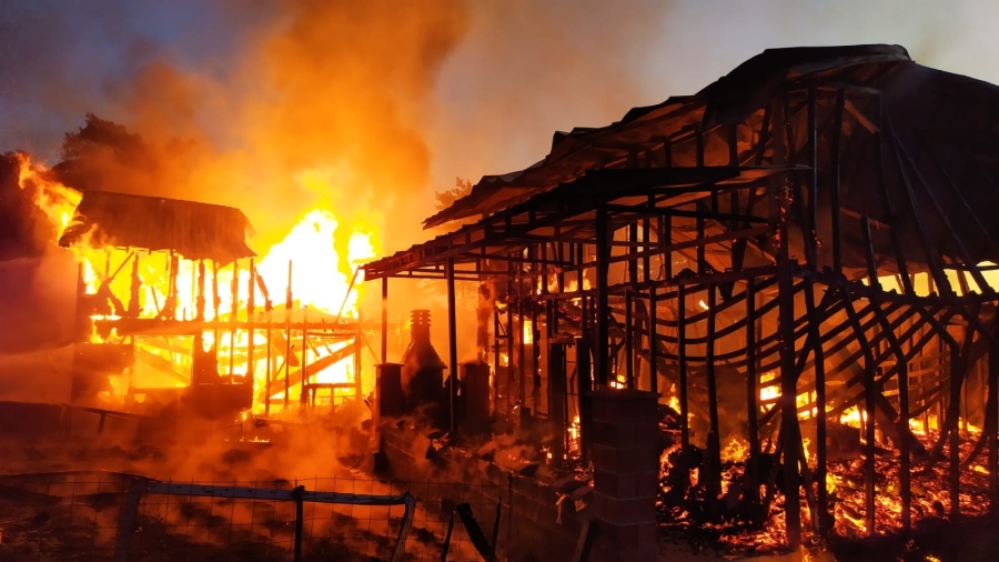 Boğazova’da 2 ev yanarak küle döndü