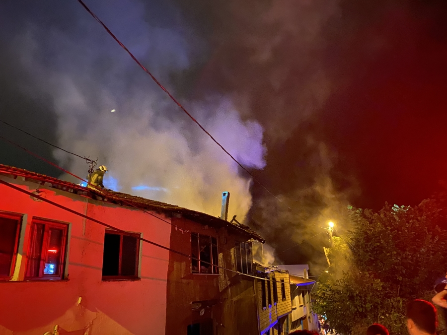 Tekstil atölyesinde yangın çıktı: 2 ev kül oldu