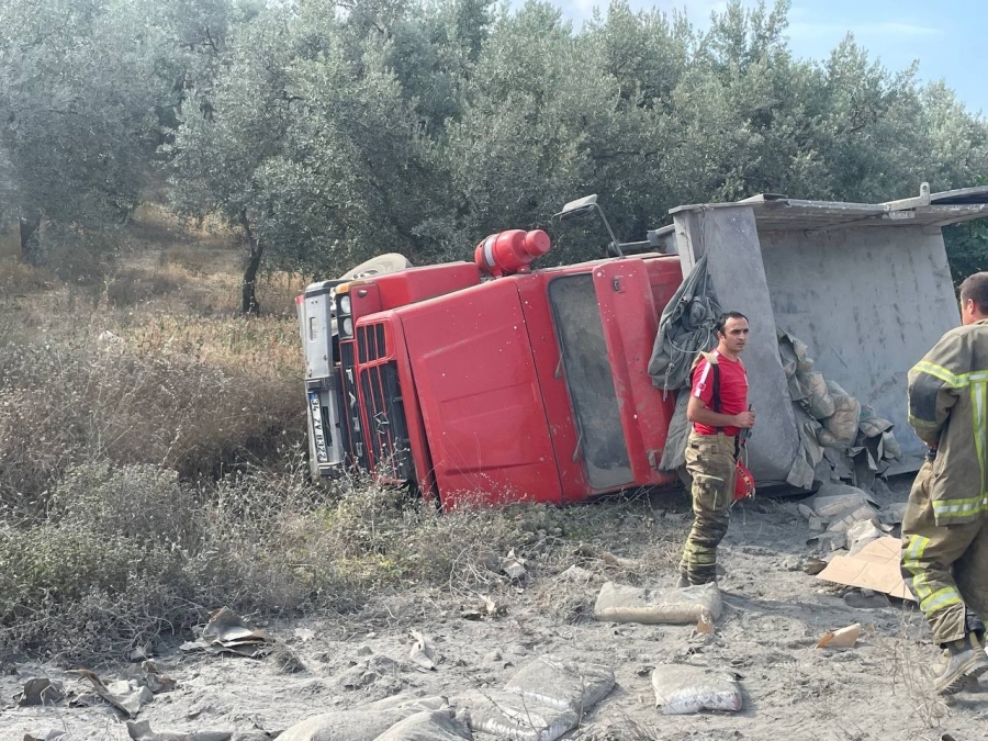 Çimento yüklü kamyon devrildi: 1 ölü