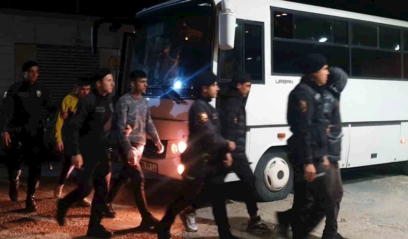 Şafak operasyonunda 50 kaçak göçmen yakalandı
