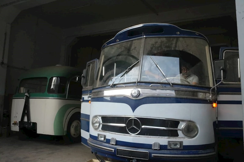 (Özel) Sanayi sitesi içerisindeki müze...90 yıllık klasik otobüsleri restore ediyorlar
