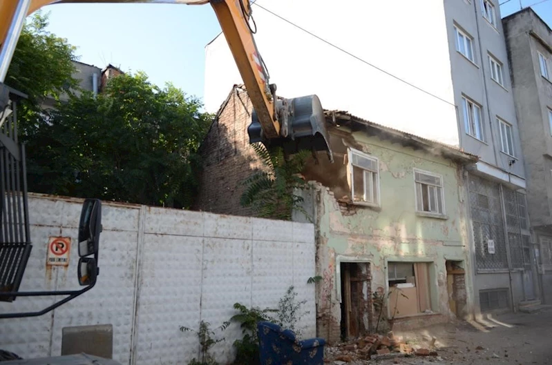 Osmangazi’de tehlike saçan metruk binalar yıkılıyor
