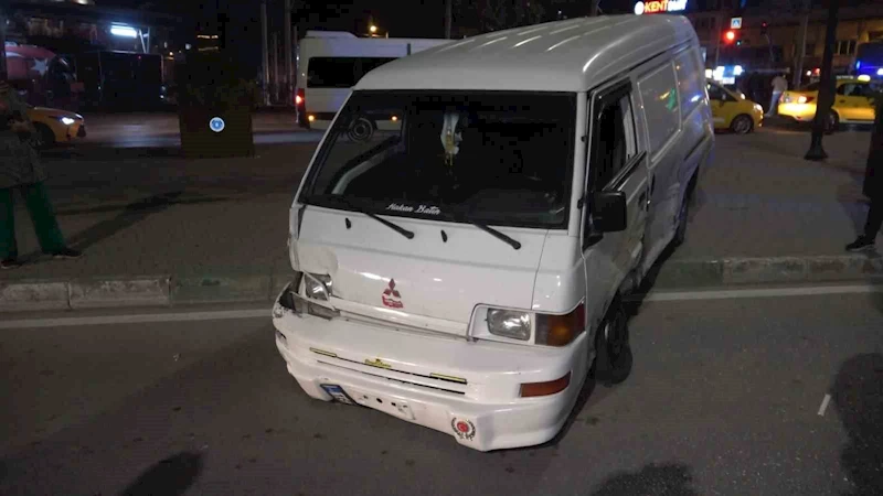 Bursa’da minibüs önce taksiye ardından yayalara çaptı: 4 yaralı
