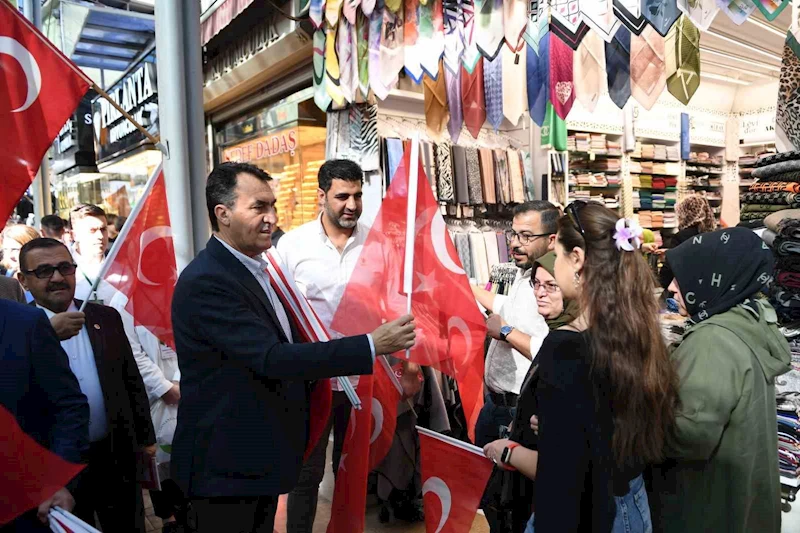 Başkan Dündar’dan çarşı esnafına Türk Bayrağı
