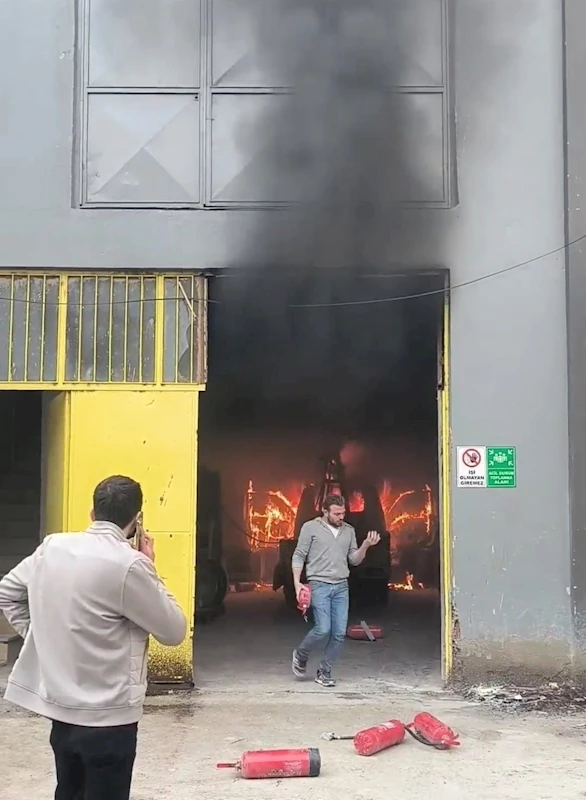 Cam imalathanesindeki kamyonet alev alev yandı
