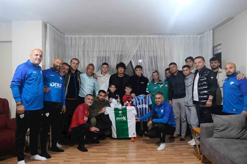 Bursaspor Kulübü, yüzüne biber gazı sıkılan çocuğu evinde ziyaret etti
