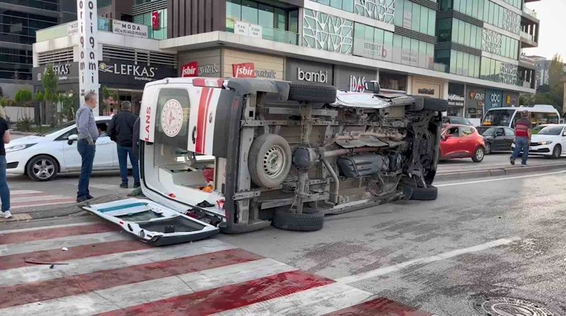 Bursa’da ambulans kaza yaptı: 1’i sağlık personeli 3 kişi yaralandı

