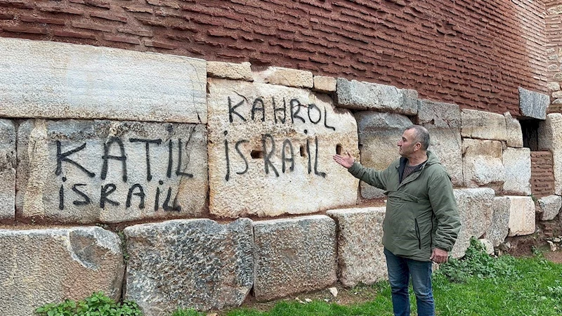 (Özel) Trajikomik protesto...2 bin yıllık surlara İsrail’in zulmünü kazıdılar
