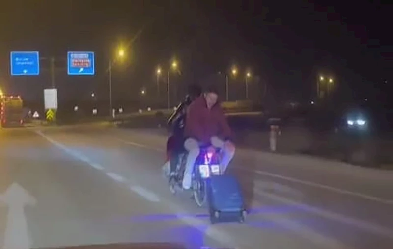 Motosikletli gençlerin tehlikeli yolculuğu kamerada
