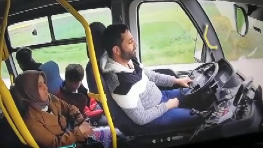 Şoför uyudu otobüs tarlaya uçtu