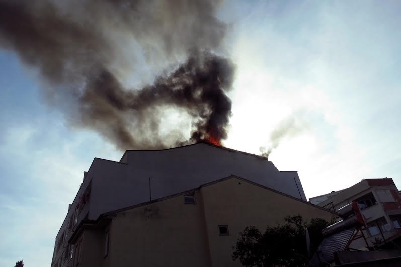 5 katlı binanın çatı katı alev alev yandı: 1 yaralı