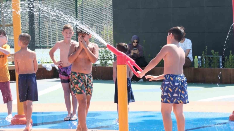 Aydınlı çocuklar sıcaklarda büyükşehrin havuzunda serinliyor
