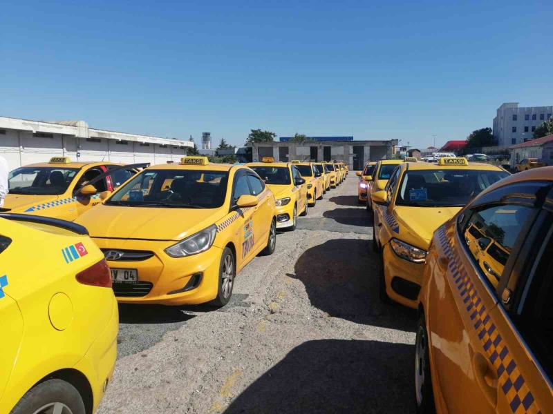 Sabiha Gökçen Havalimanı’ndaki tepki çeken “taksi kuyruğu” görüntülerine taksicilerden açıklama
