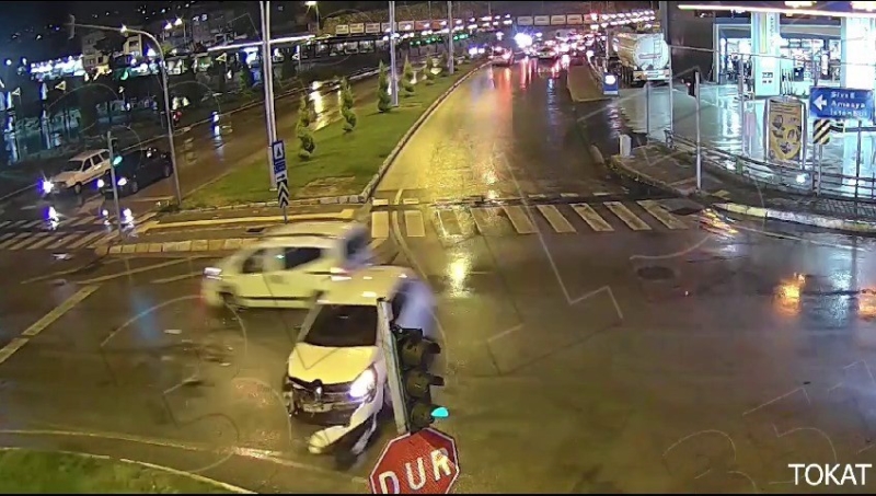 Tokat’ta trafik kazaları kameralara yansıdı
