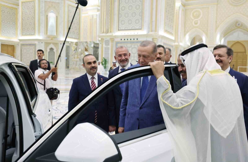 Cumhurbaşkanı Erdoğan BAE Devlet Başkanı Al Nahyan’a TOGG hediye etti
