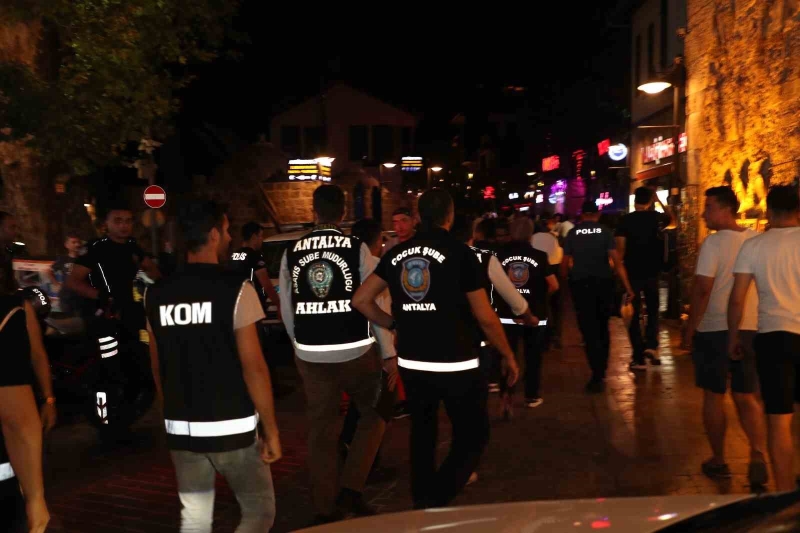 Antalya’da eğlence merkezlerine 48 ekip 102 polisle ’huzur’ uygulaması
