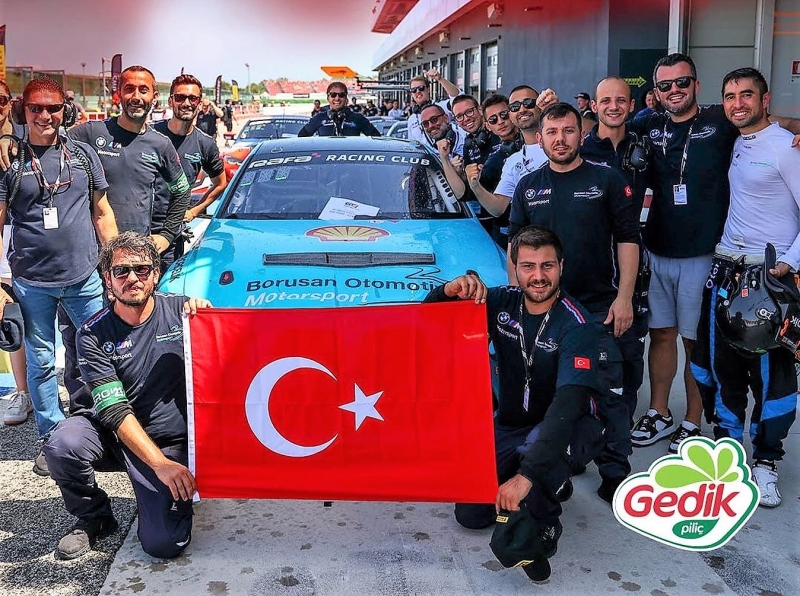 Gedik Piliç’in sponsoru olduğu GT4 pilotları, İtalya’da İstiklal Marşını okuttu
