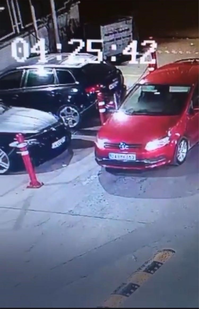 İstanbul’da lüks otomobili çalma girişimi kamerada: 10 saniyede vazgeçip kaçtılar
