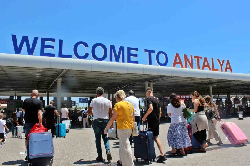 Antalya Havalimanı’nda tarihi yoğunluk
