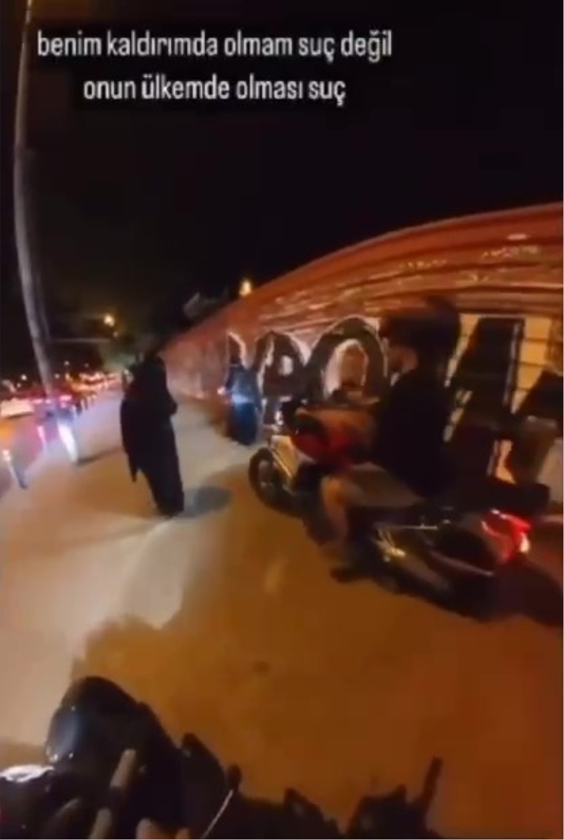 İstanbul’da motosikletli şahıs çarşaflı kadınların üzerine sürerek korkuttu
