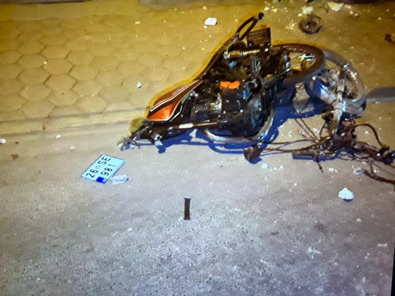 Duvara çarparak ikiye bölünen motosikletin sürücüsü yaralandı
