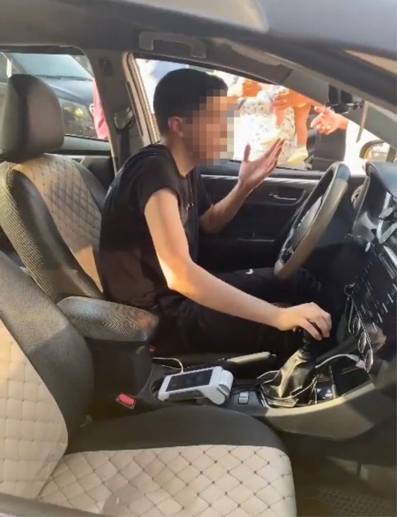 Başakşehir’de pişkin taksici kamerada: Hem karttan hem elden ödeme istedi
