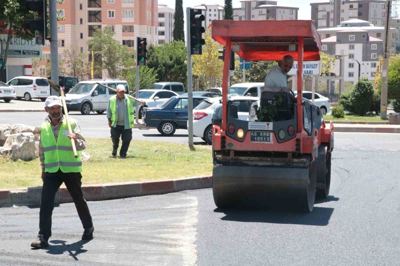 Depremin merkezinde sıcak havada asfalt döken işçilerin zorlu mesaisi
