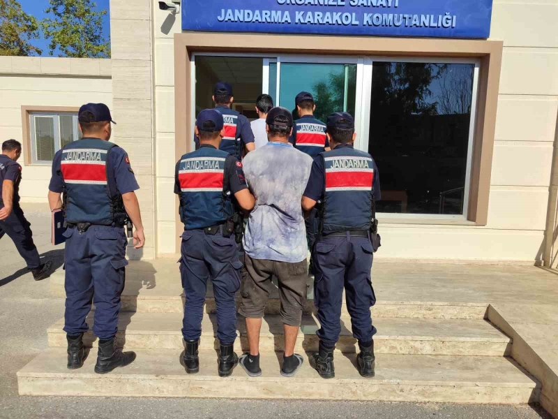 Antalya’da kesinleşmiş hapis cezasıyla aranan 2 firari yakalandı
