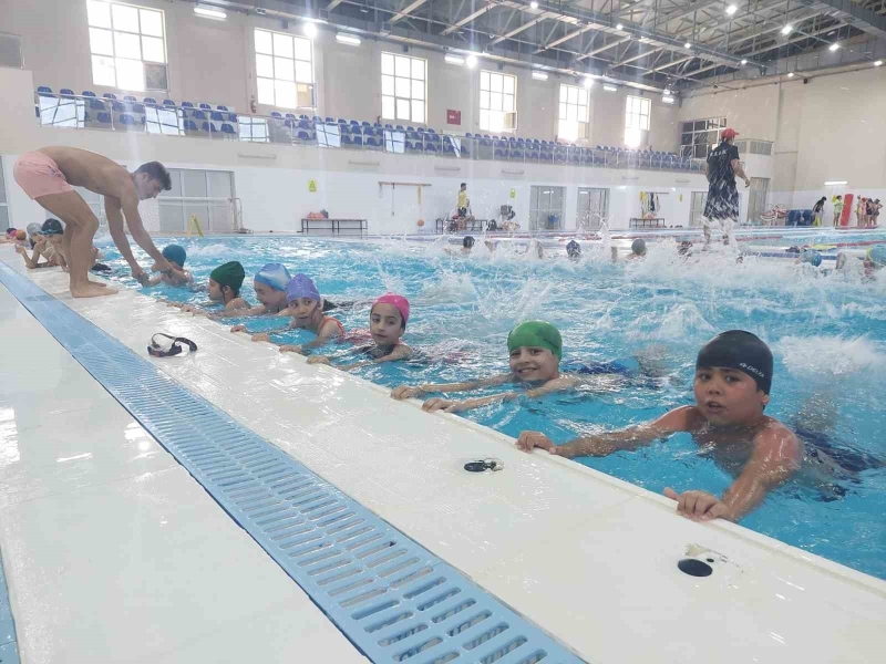 Şehzadeler Belediyesinden çocuklara yüzme kursu
