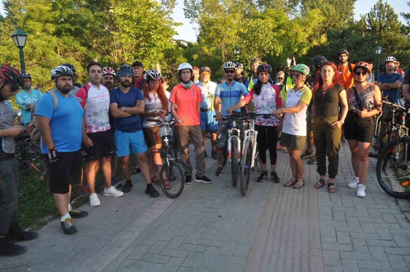 Otomobilin çarpması sonucu hayatını kaybeden bisikletli için Eskişehir’de eylem yapıldı
