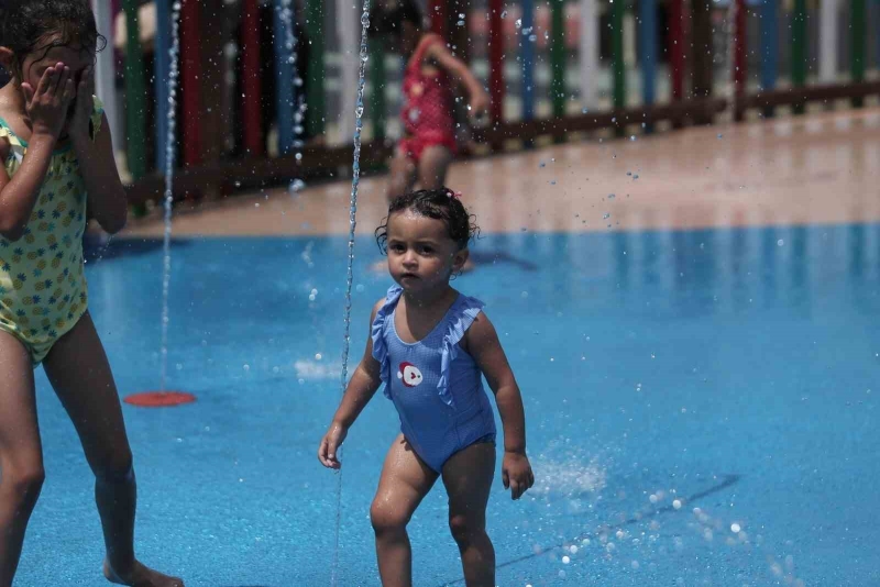 Tarihin en sıcak gününde çocuklar su parkına akın etti
