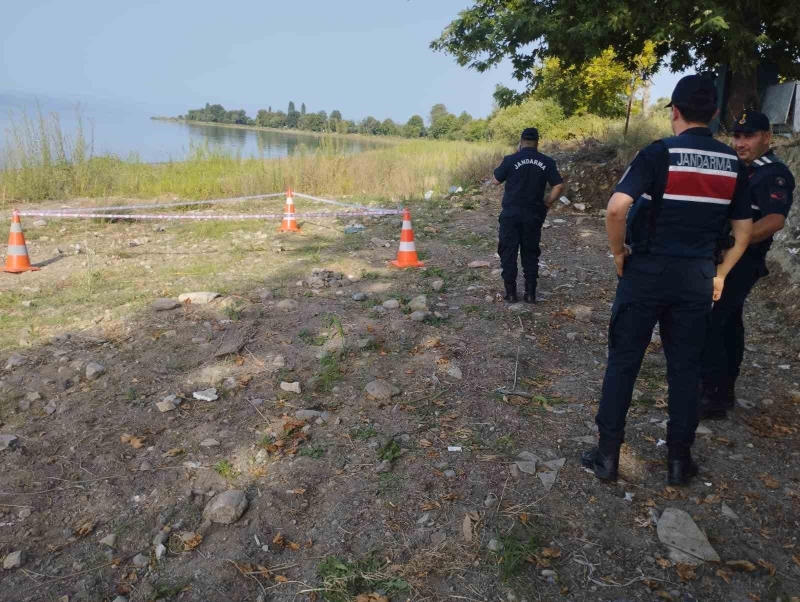 Gölün içinde patlamamış el bombası bulundu

