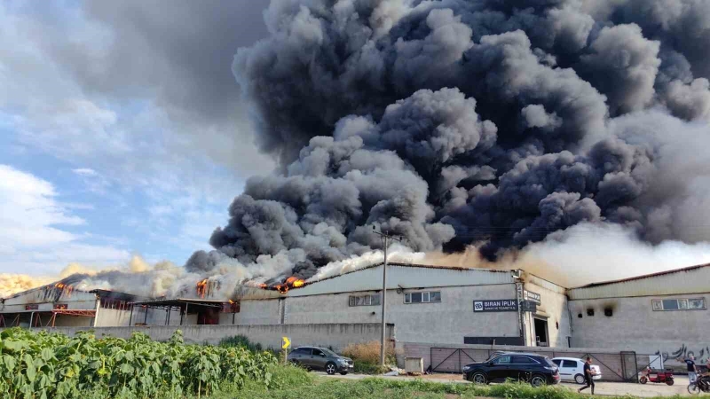 İnegöl’de büyük fabrika yangını
