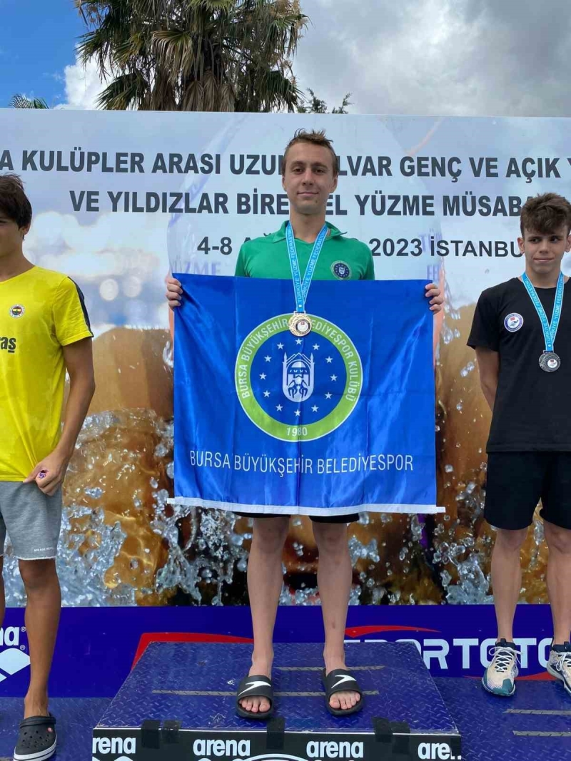 Bursa Büyükşehir Belediyesporlu yüzücü Özgür Yonca madalyaları topladı
