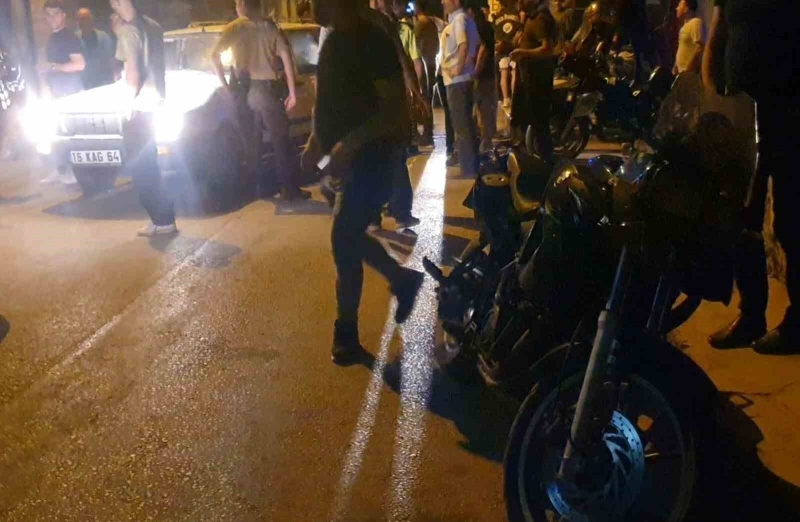 Kavga ihbarına giderken otomobil ile çarpışan motosikletli 2 polis yaralandı
