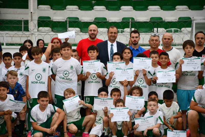İznikspor yaz futbol okulunda sertifika heyecanı
