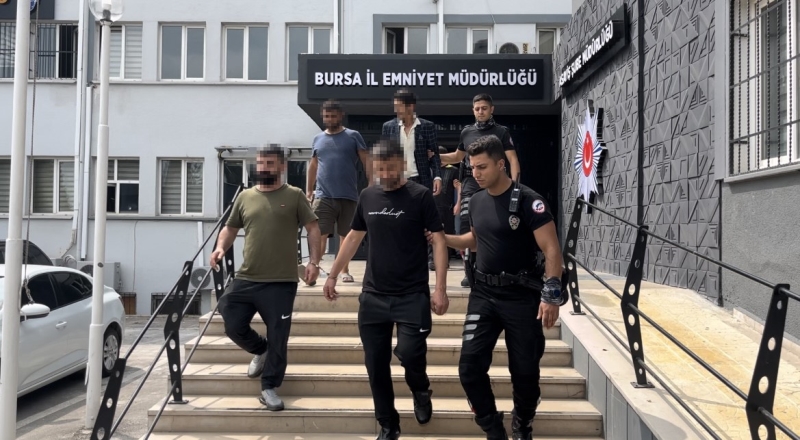 Bursa’da polis ekiplerinden aranan şahıslara şafak baskını: 21 gözaltı
