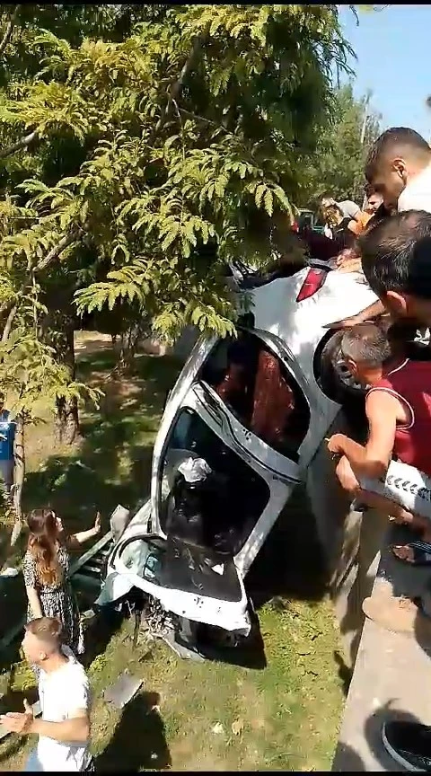Yoldan çıkan otomobilin şarampole uçmaması için vatandaşlar tuttu
