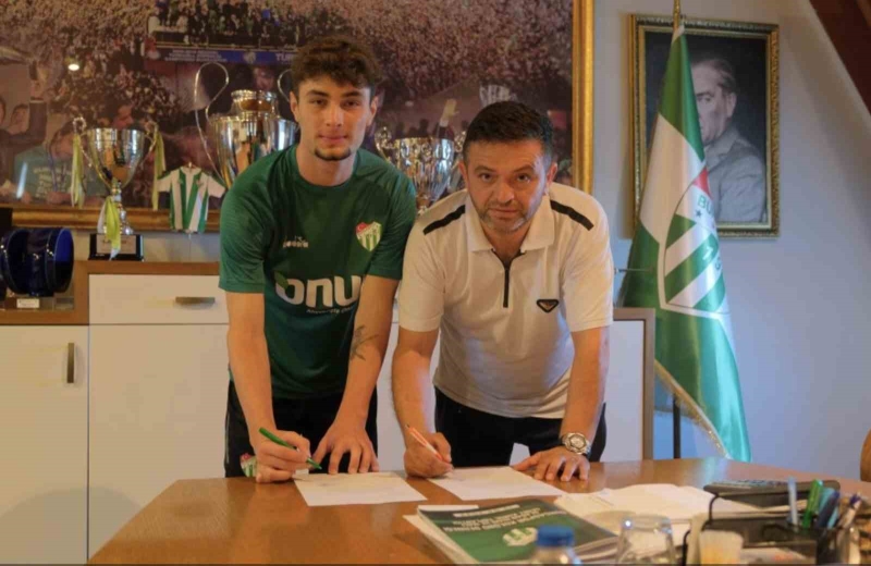 Bursaspor, Melih Sağlam’la profesyonel sözleşme imzaladı
