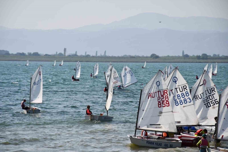 İznik Gölünde heyecan dolu yelken yarışları
