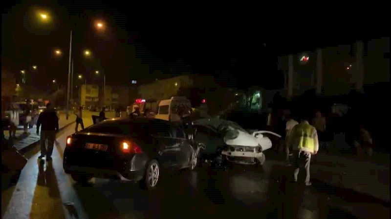 Bursa’da 2 araç kafa kafaya çarpıştı: 1’i ağır 2 yaralı
