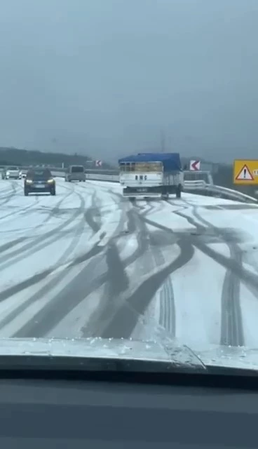 Yollar buz tuttu, araçlar yolda kaldı
