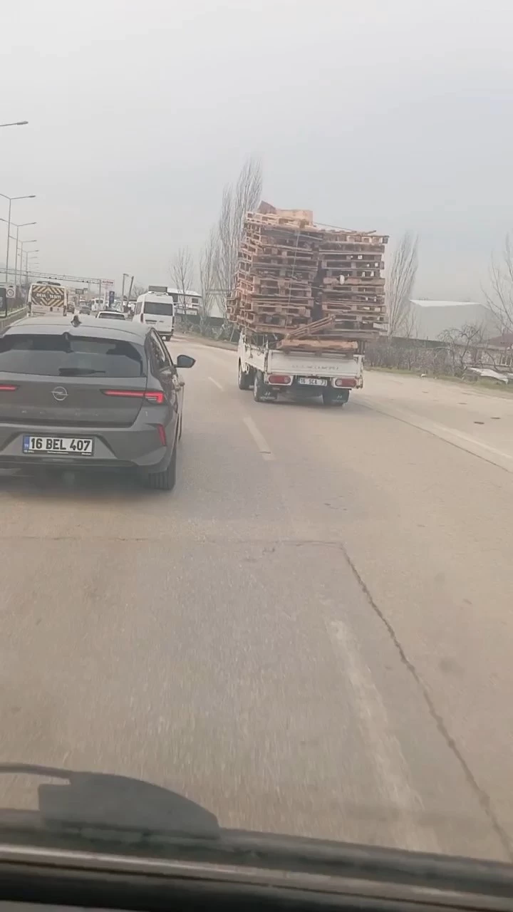 Bursa’da tehlikeli taşımacılık kamerada

