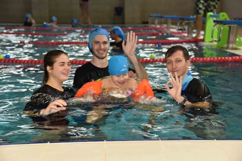 Üniversite öğrencilerinden engellilere yüzme kursu
