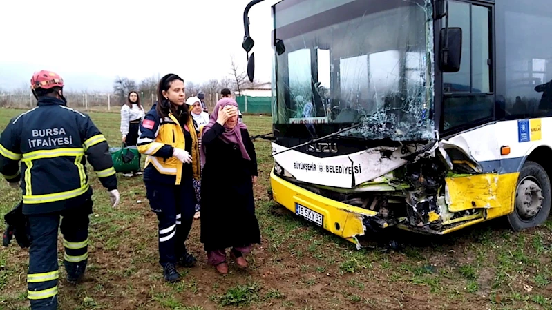 Halk otobüsüyle otomobil kafa kafaya çarpıştı: 8 yaralı
