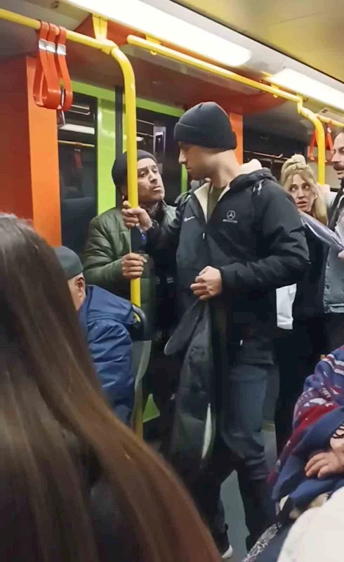 Metroda müzik çalarak para toplayan gençler ile vatandaşlar arasında tartışma çıktı
